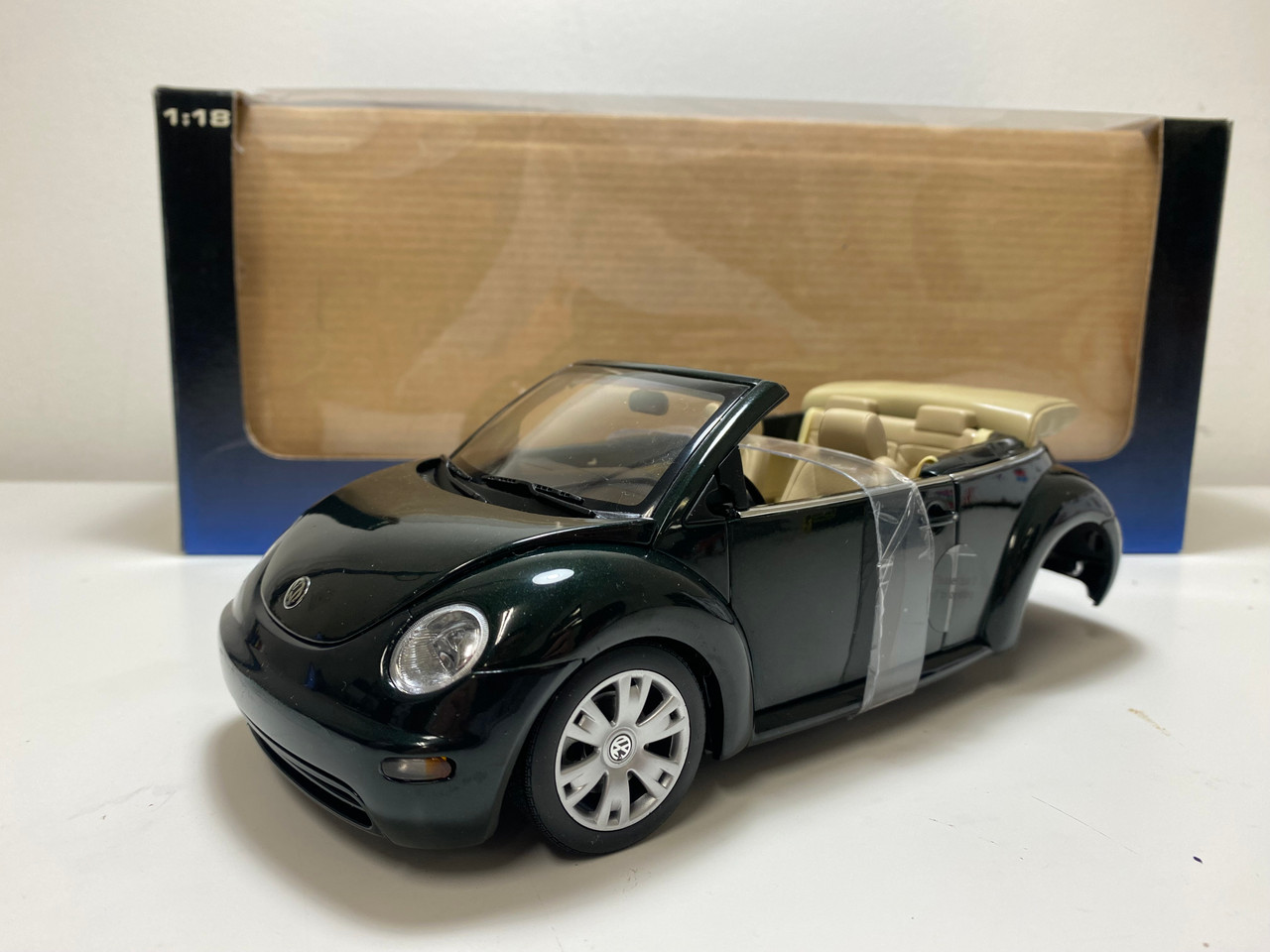 DAMAGED AS-IS 1/18 AUTOart 2002 Volkswagen VW New Beetle Cabriolet