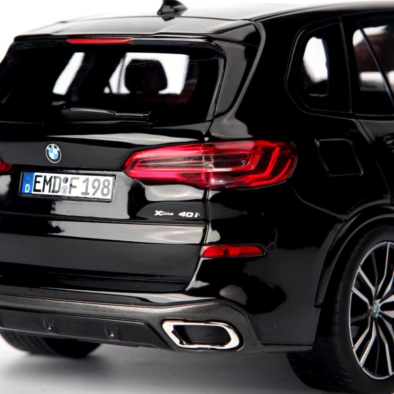 1/18 Norev 2019 BMW X5 G05 with Sunroof (Black Metallic) Diecast Car Model  - LIVECARMODEL.com