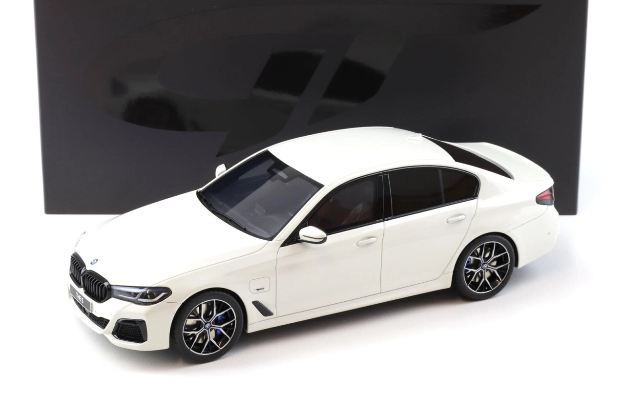 1/18 GT Spirit 2023 BMW 545e xDrive Saloon M Sport (Alpine White) Car Model