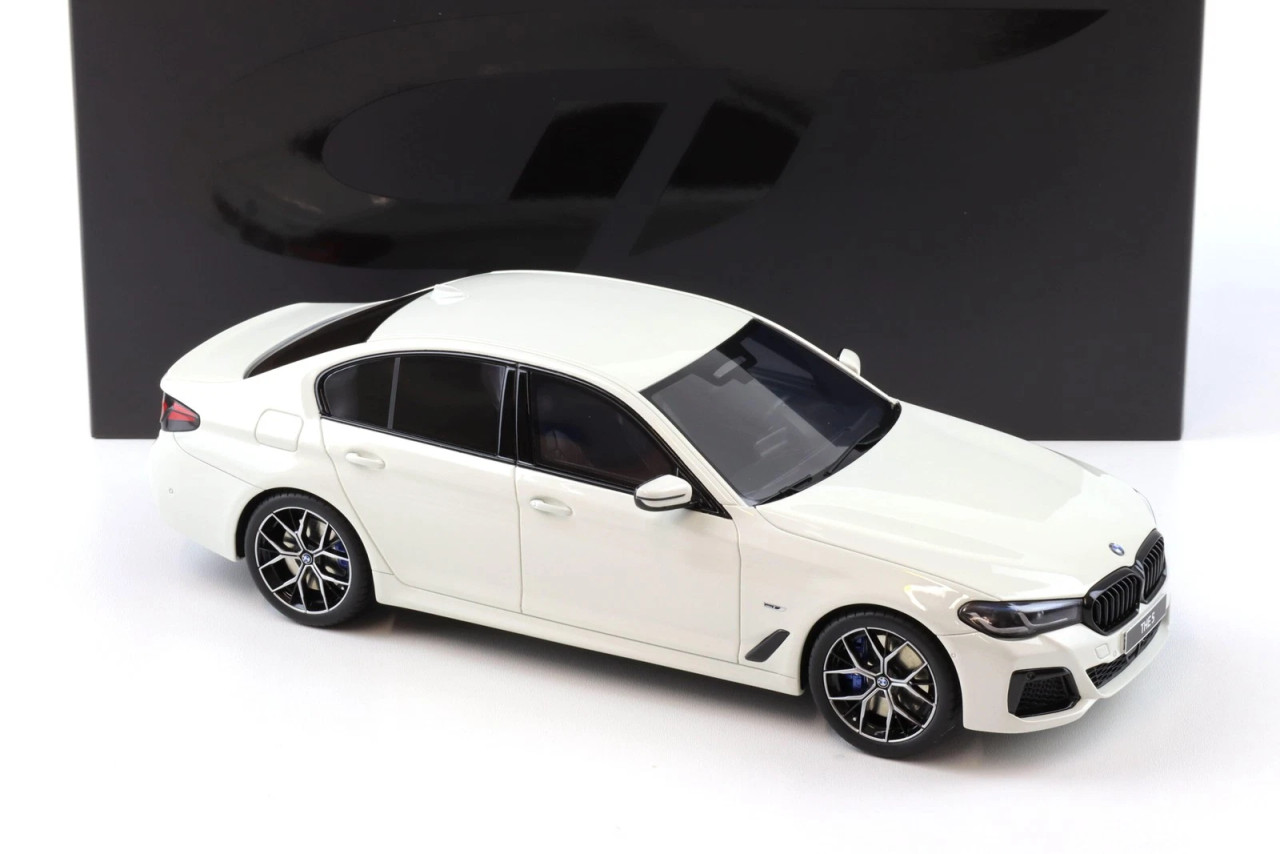1/18 GT Spirit 2023 BMW 545e xDrive Saloon M Sport (Alpine White) Car Model