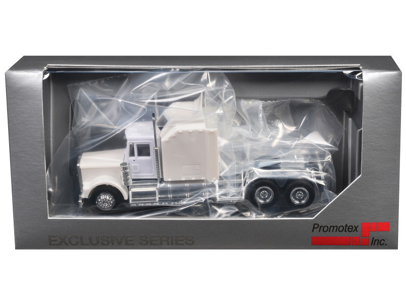 Kenworth W900 with Extra Large Sleeper White 1/87 (HO) Plastic