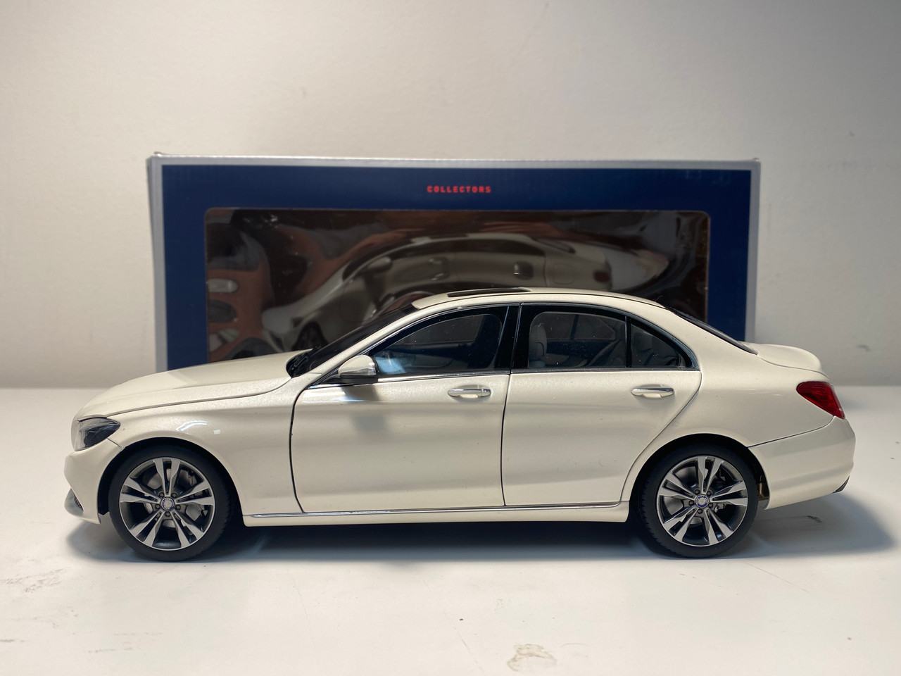 304-016 ノレブ 1/18 メルセデスベンツ C-Class 2014 1/18 Norev 2014 Mercedes-Benz C-Class (White Metallic) Diecast Car