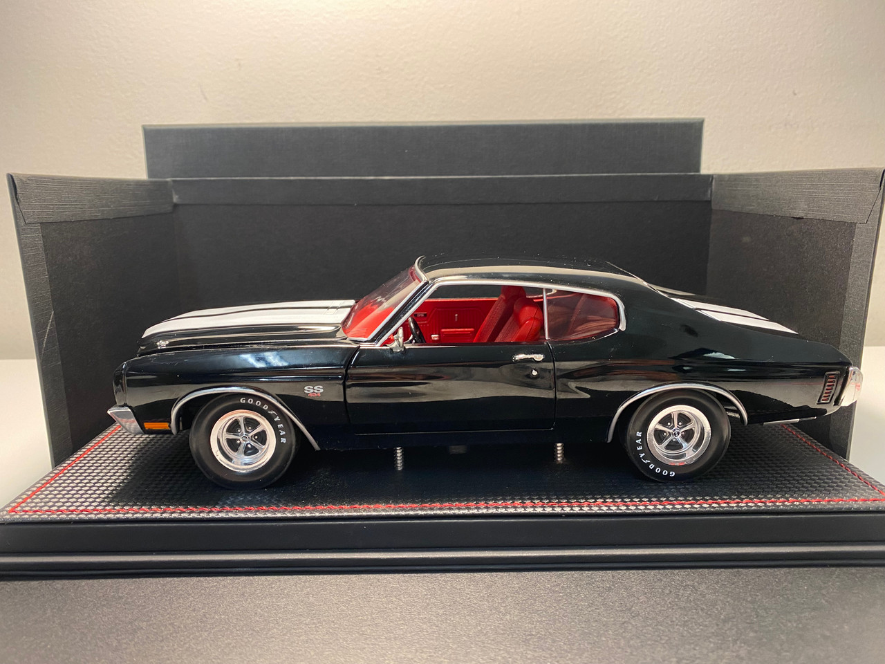 1/18 Auto World 1970 Chevrolet Chevelle SS Tuxedo (Black with