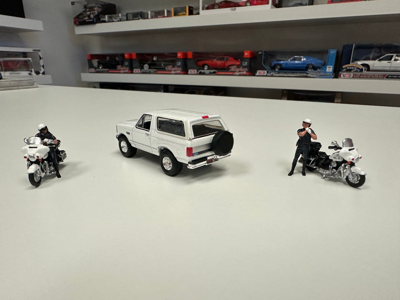 Hotwheels セット19 Set of 1/64 Greenlight 1993 Ford Bronco XLT (Oxford White
