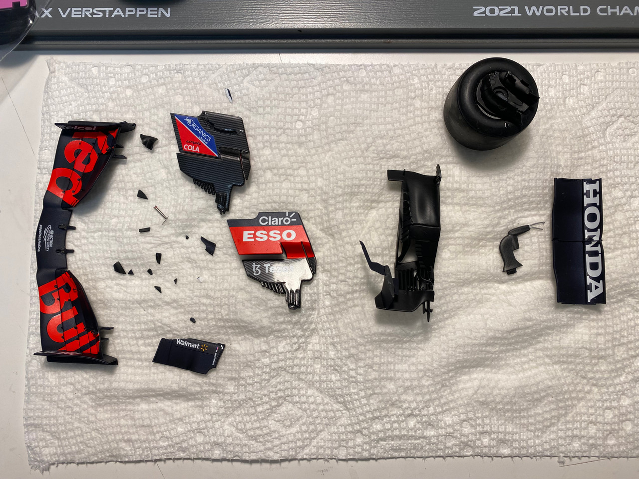 DAMAGED AS-IS 1/18 Spark 2021 Red Bull Racing Honda RB16B No.33