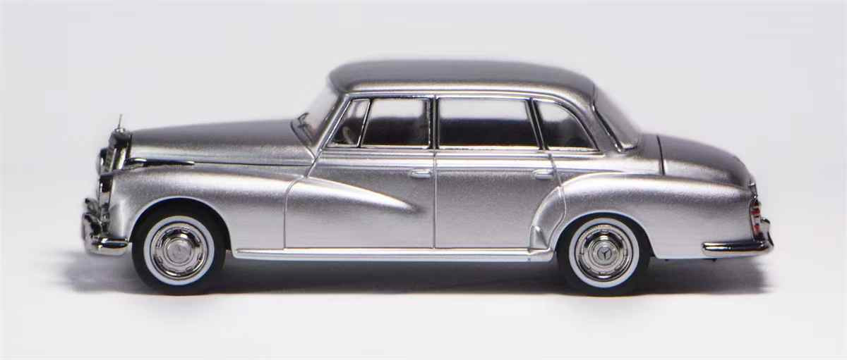 1/64 GFCC Mercedes-Benz 300D (Silver) Diecast Car Model