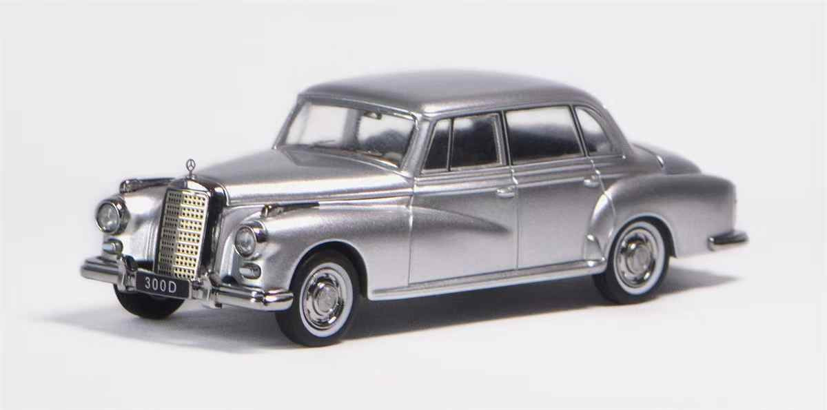 聖平 1/64 GFCC Mercedes 300D 白 黒 2台 聖平 1/64 GFCC Mercedes 300D 白 黒 2台 GFCC 1/64 Scale Mercedes