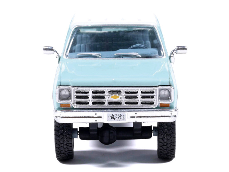 1/64 Ixo 1978 Chevrolet Silverado K30 Crew Cab Fleetside Lifted