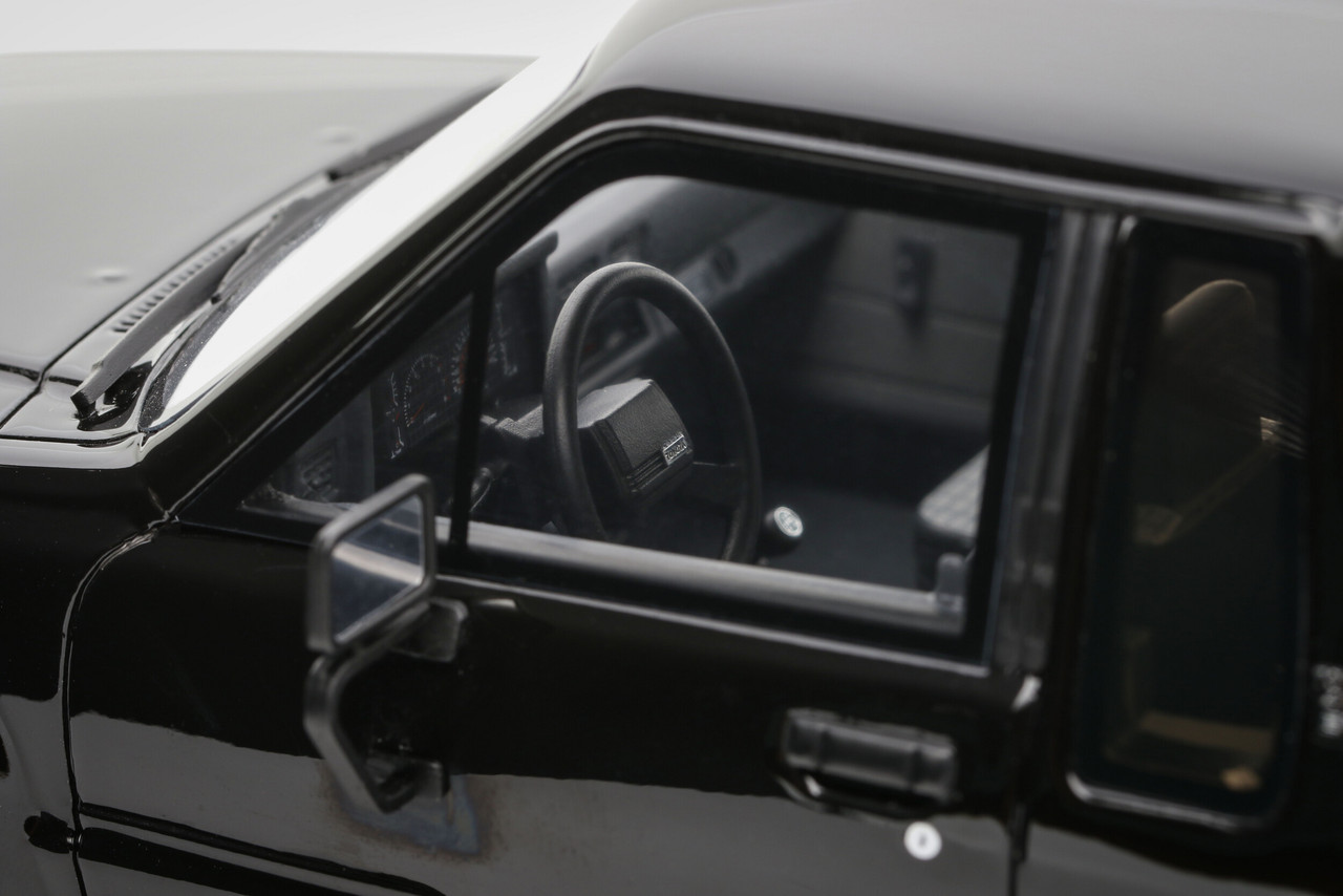 1/18 OTTO Toyota Hilux SR5 (Gloss Black) Car Model - LIVECARMODEL.com