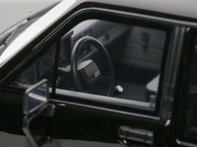1/18 OTTO Toyota Hilux SR5 (Gloss Black) Car Model