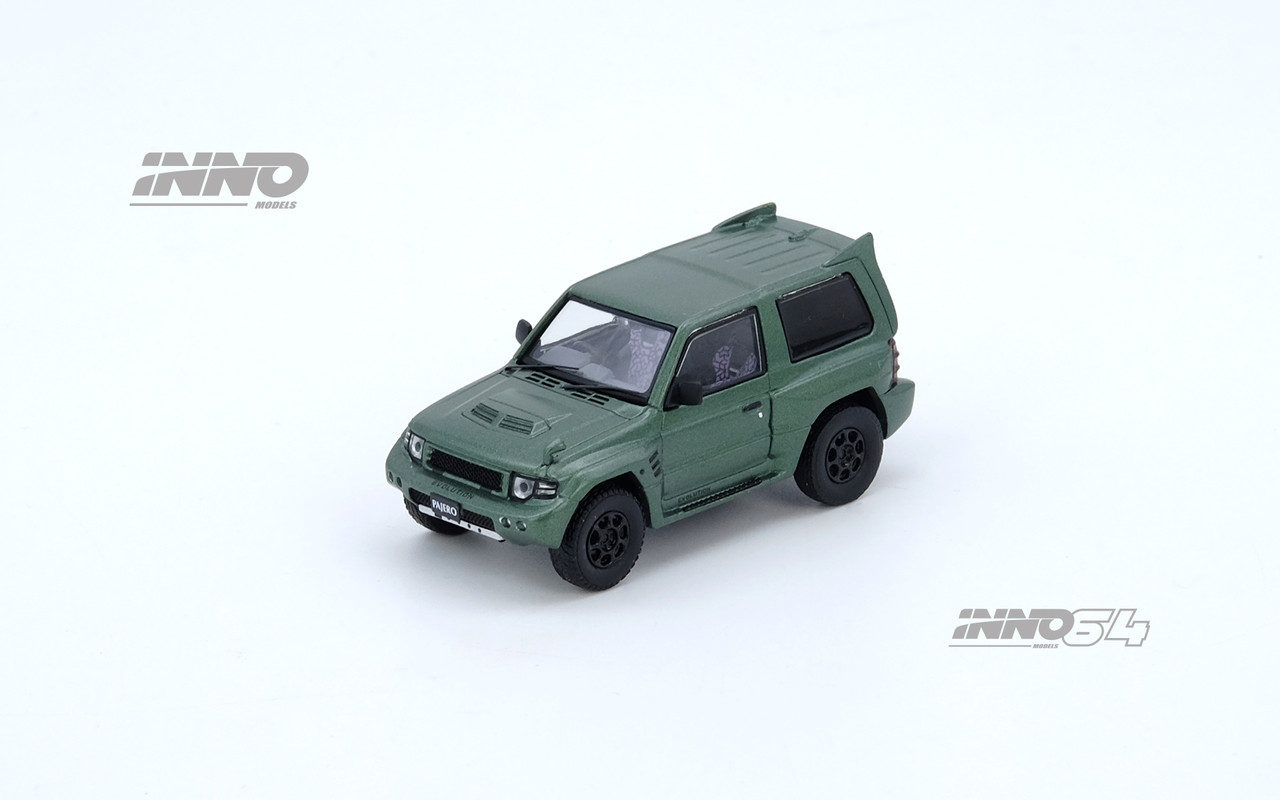 と 1/64 Inno Mitsubishi Pajero Evolution (Satin Green) Diecast Car