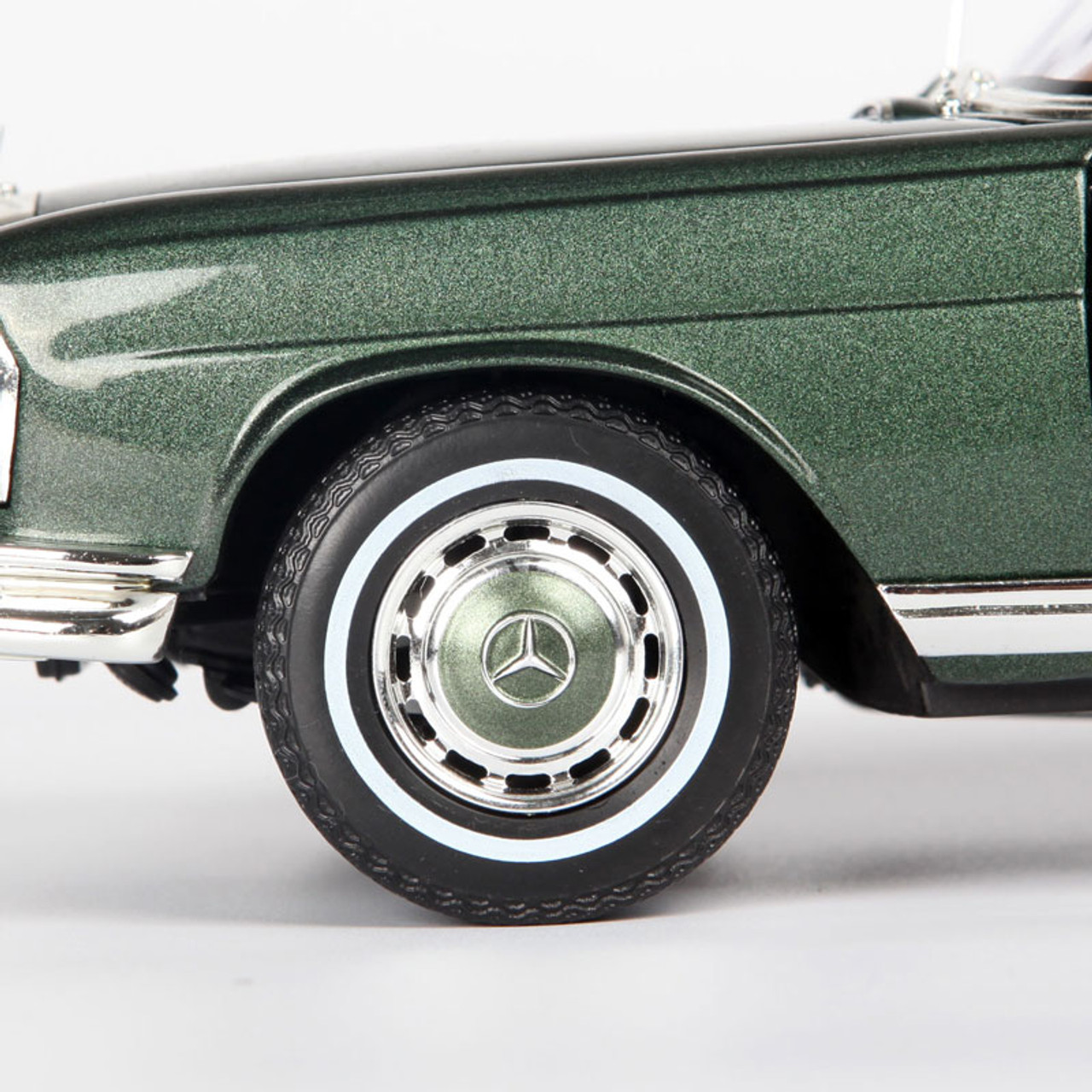 1/18 Norev 1969 Mercedes-Benz Mercedes 280 SE 280SE 3.5 Cabriolet (Green) Diecast Car Model