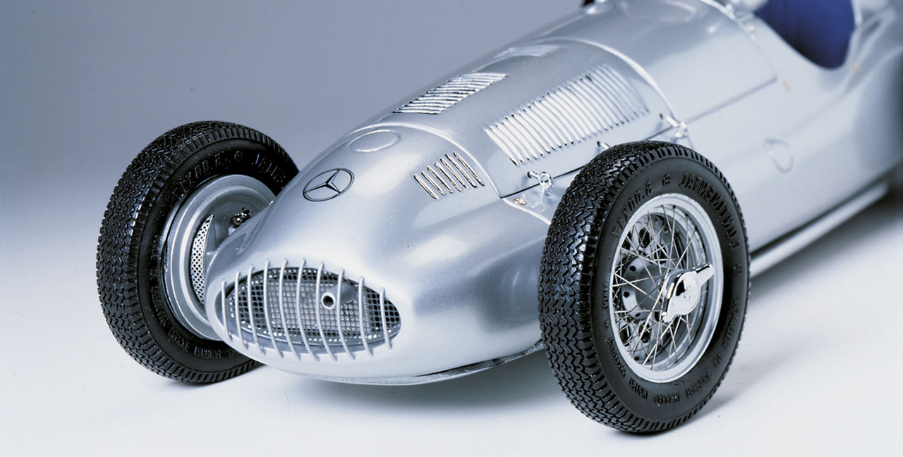 Mercedes Benz W165 1939 1/18スケール 1/18 CMC 1939 Mercedes-Benz W165 Diecast Car Model - LIVECARMODEL.com