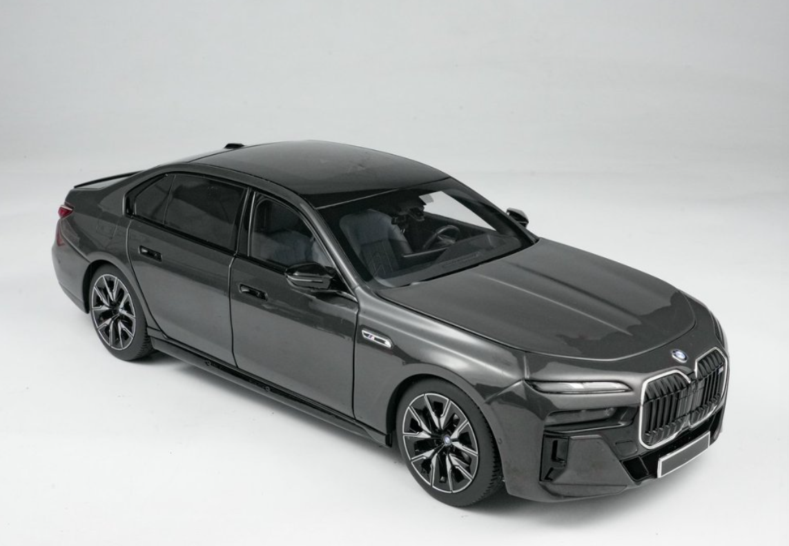 1/18 Minichamps 2024 BMW i7 M70 (G70) (Grey Metallic) Diecast Car Model