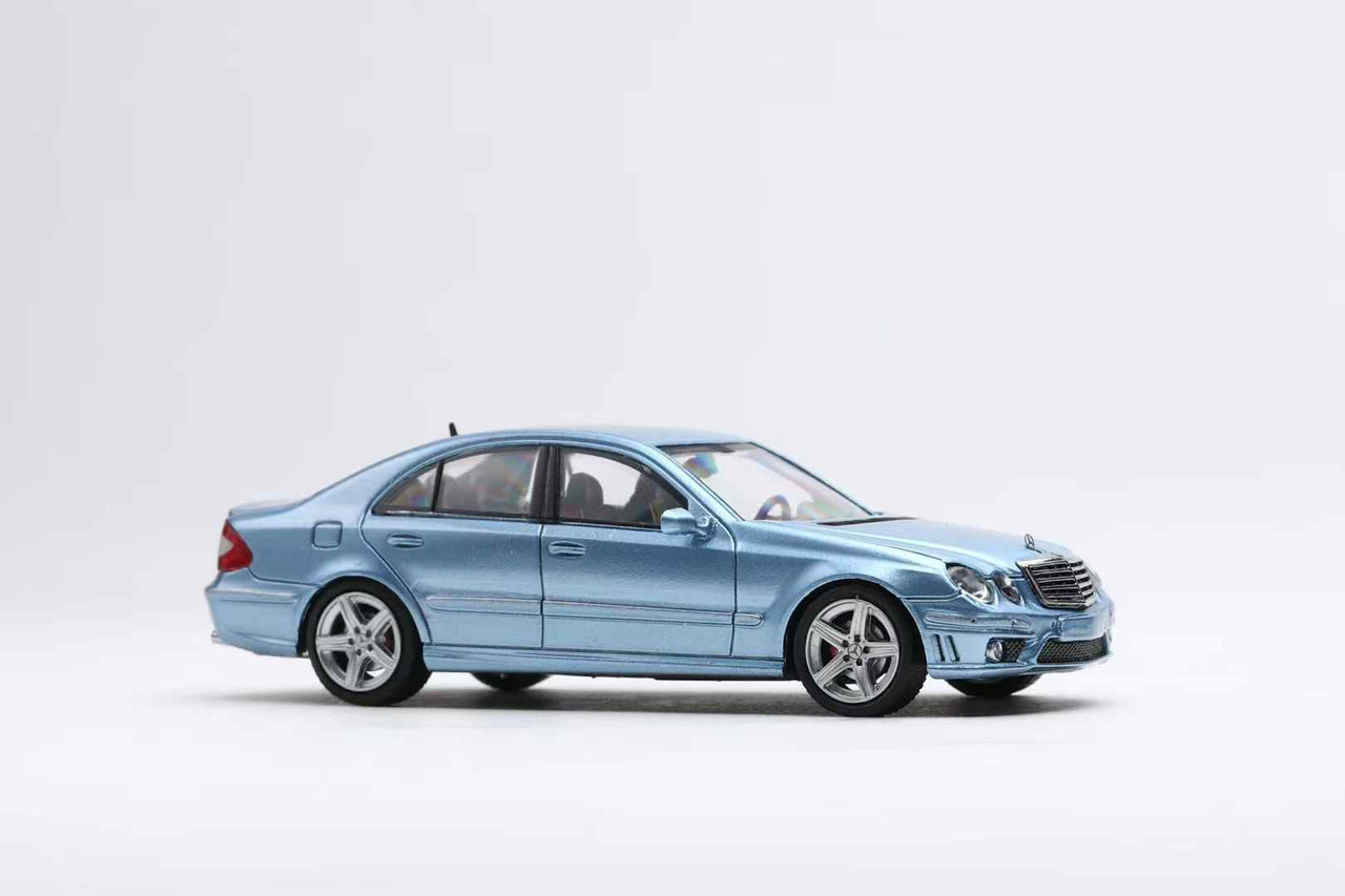 1/64 King Model Mercedes-Benz E-Class E63 AMG W211 (Ice Blue