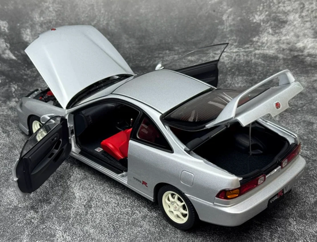 1/18 Motorhelix Honda Integra Type R (DC2) Pre-Facelift (Silver) Diecast Car Model