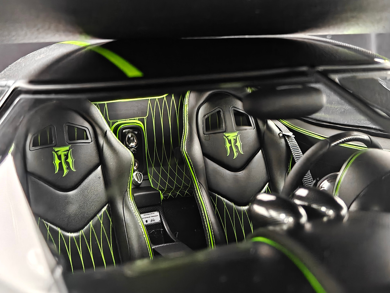 1/8 Frontiart Koenigsegg Agera R+ 7082 Carbon with Green Accent