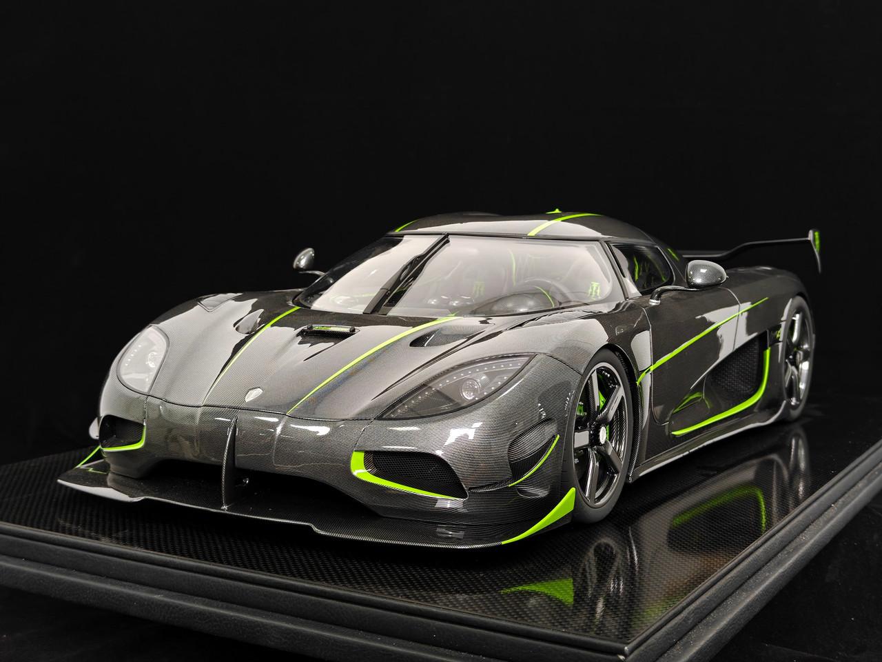 1/8 Frontiart Koenigsegg Agera R+ 7082 Carbon with Green Accent