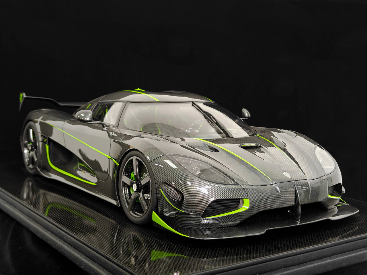 フォード 1/8 Frontiart Koenigsegg Agera R+ 7082 Carbon with Green Accent
