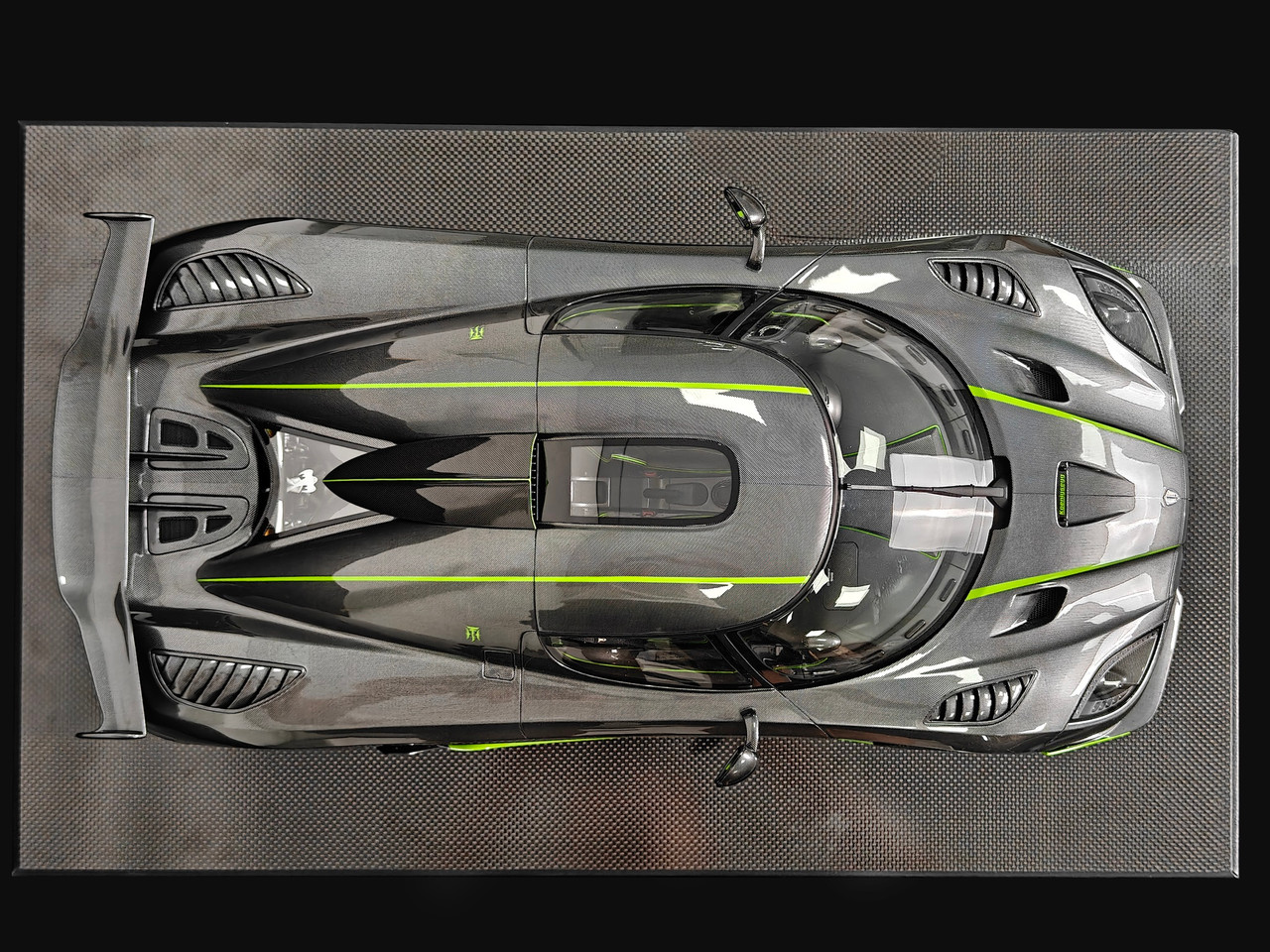 1/8 Frontiart Koenigsegg Agera R+ 7082 Carbon with Green Accent