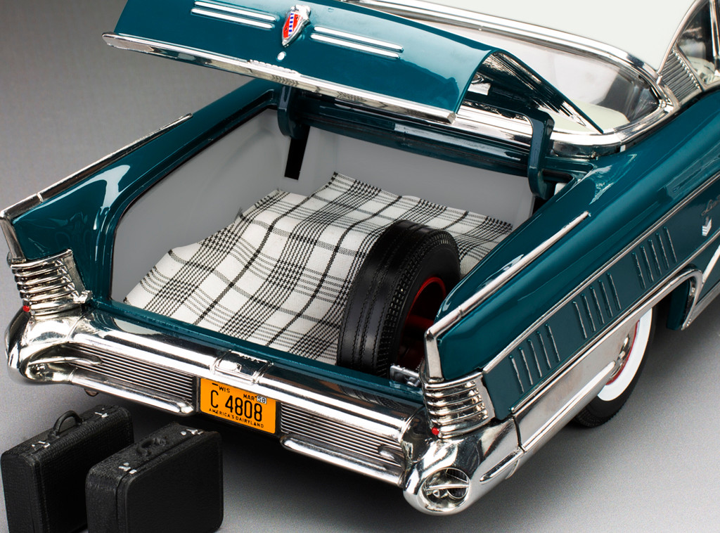 1/18 Sunstar 1958 Buick Limited Riviera Coupe (Glacier White