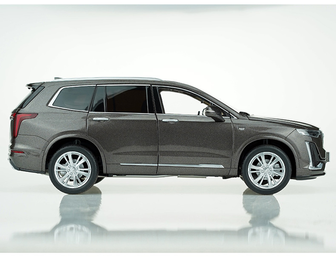 DAMAGED AS-IS USED 1/18 Dealer Edition 2020 Cadillac XT6 (Dark Grey) Diecast Car Model