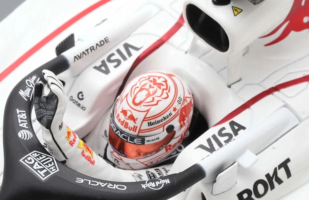 1/18 Spark 2025 Formula 1 Oracle Red Bull Racing RB21 Winner Japanese GP #1 Max Verstappen With Pit Board Car Model