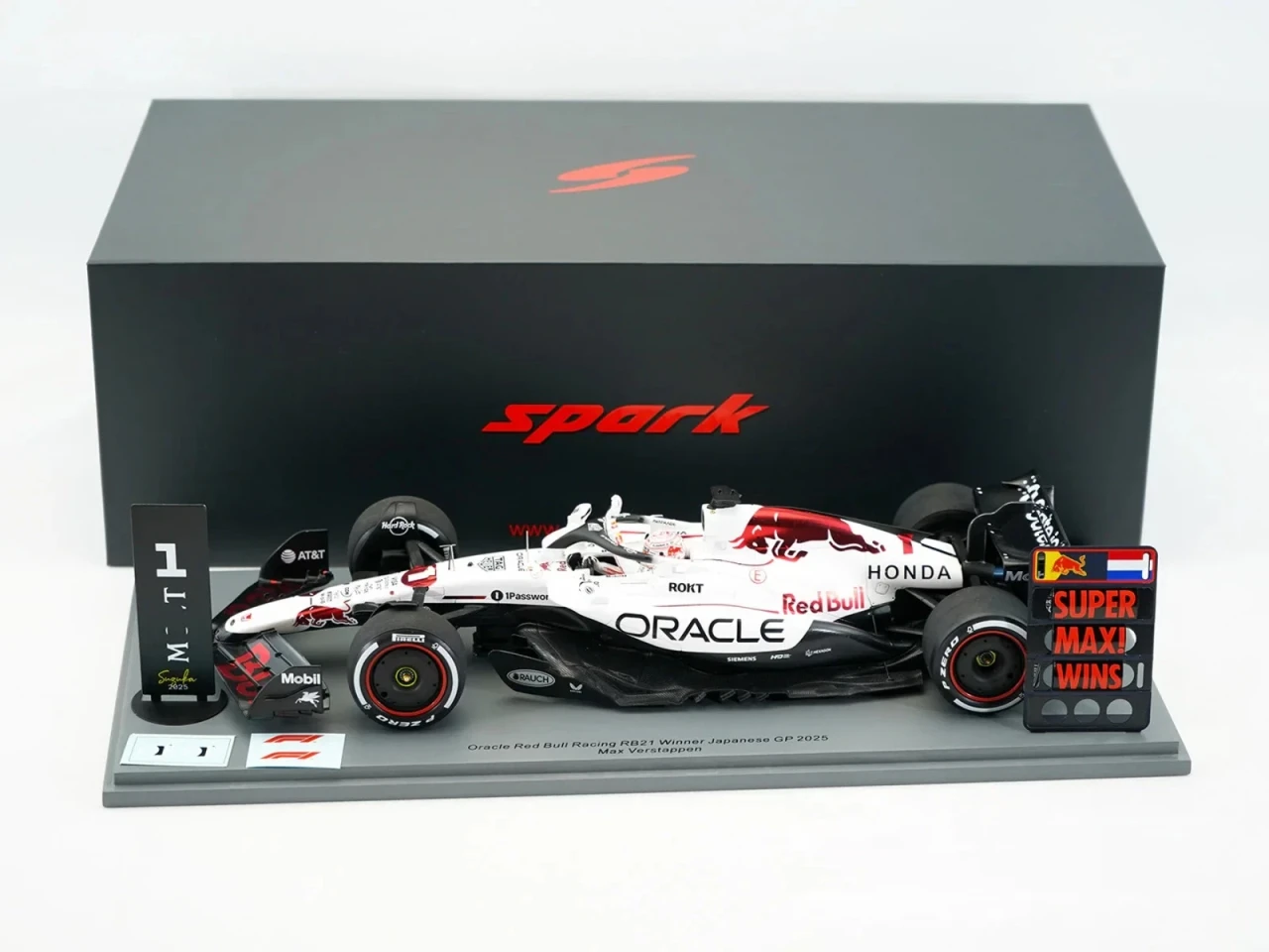 1/18 Spark 2025 Formula 1 Oracle Red Bull Racing RB21 Winner Japanese GP #1 Max Verstappen With Pit Board Car Model
