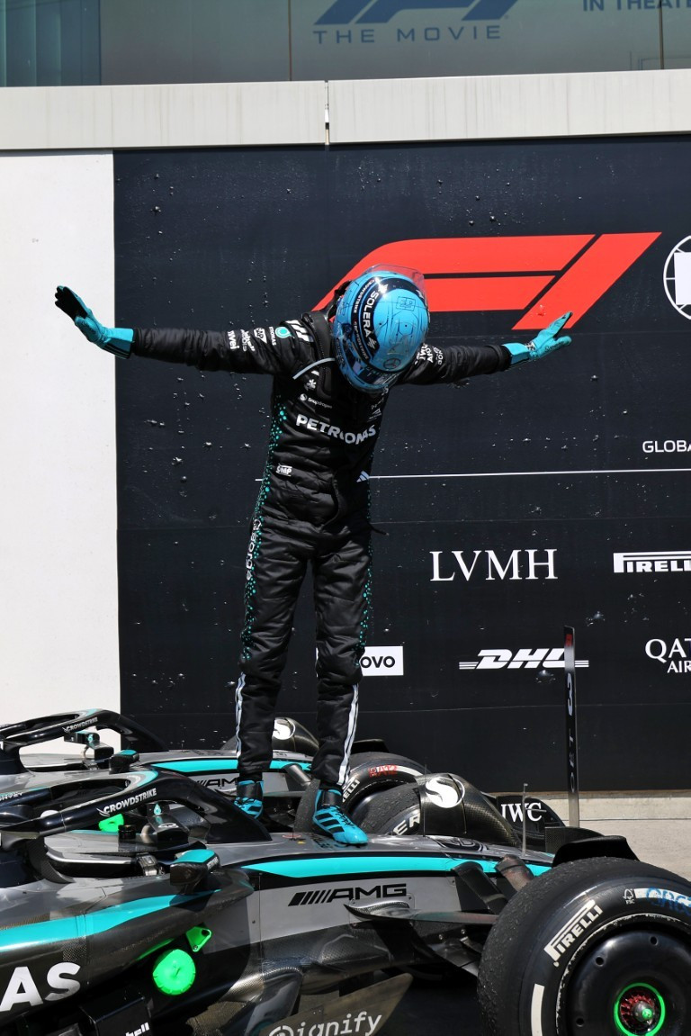 1/64 Minichamps Mercedes-AMG Petronas F1 W16 E Performance #63