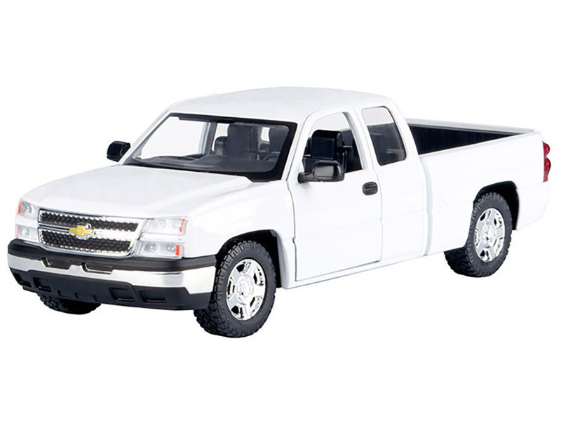 1/25 Motormax 2006 Chevrolet Silverado 1500 (White) Diecast Car