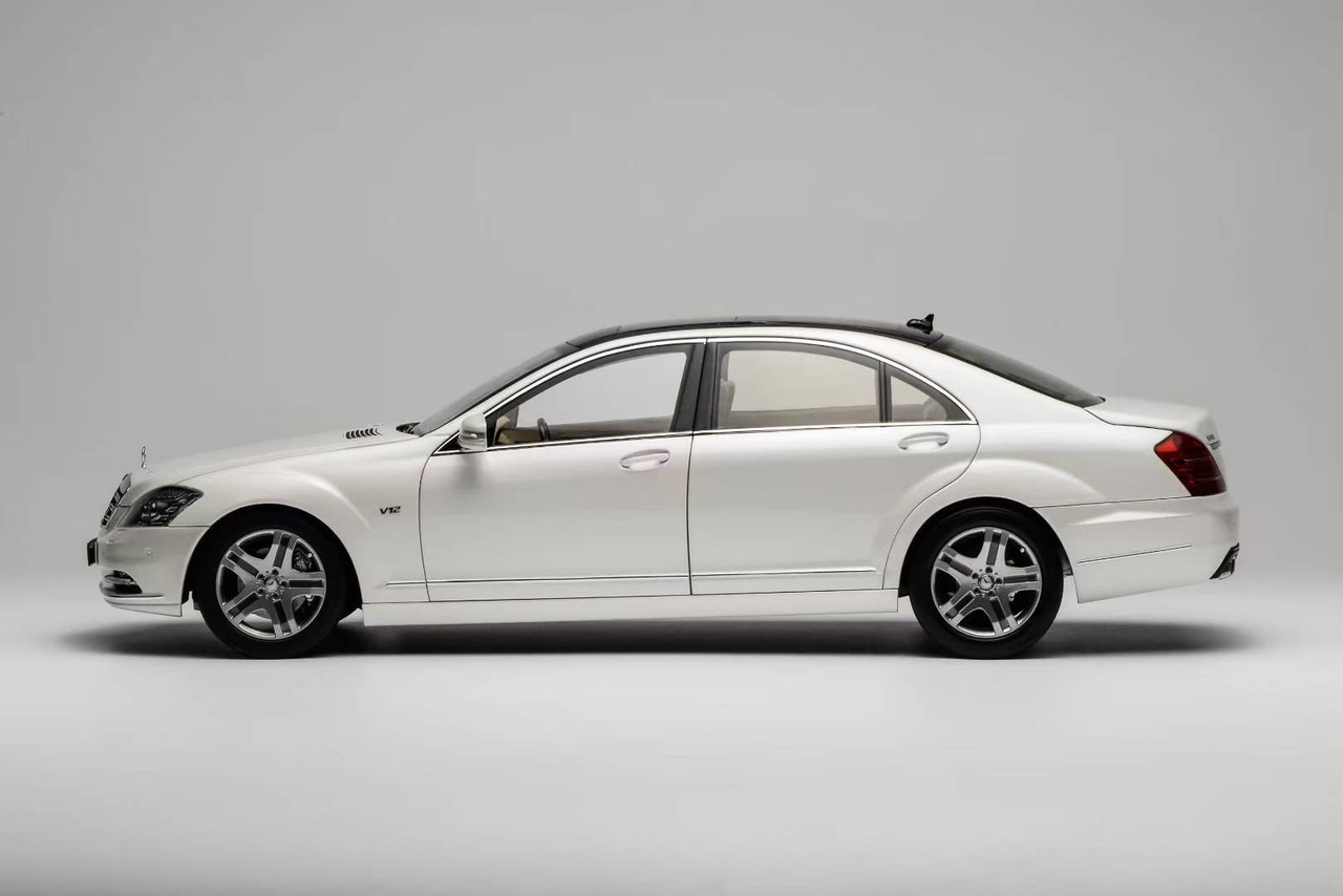 1/18 Motorhelix Mercedes-Benz S-Class S600L W221 (Diamond White) Diecast Car Model with Extra Engine