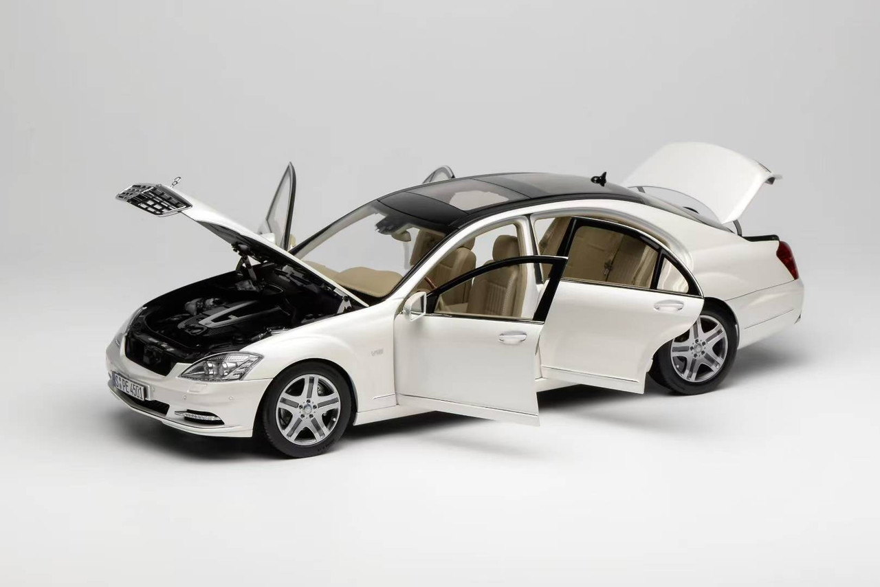 1/18 Motorhelix Mercedes-Benz S-Class S600L W221 (Diamond White) Diecast Car Model with Extra Engine