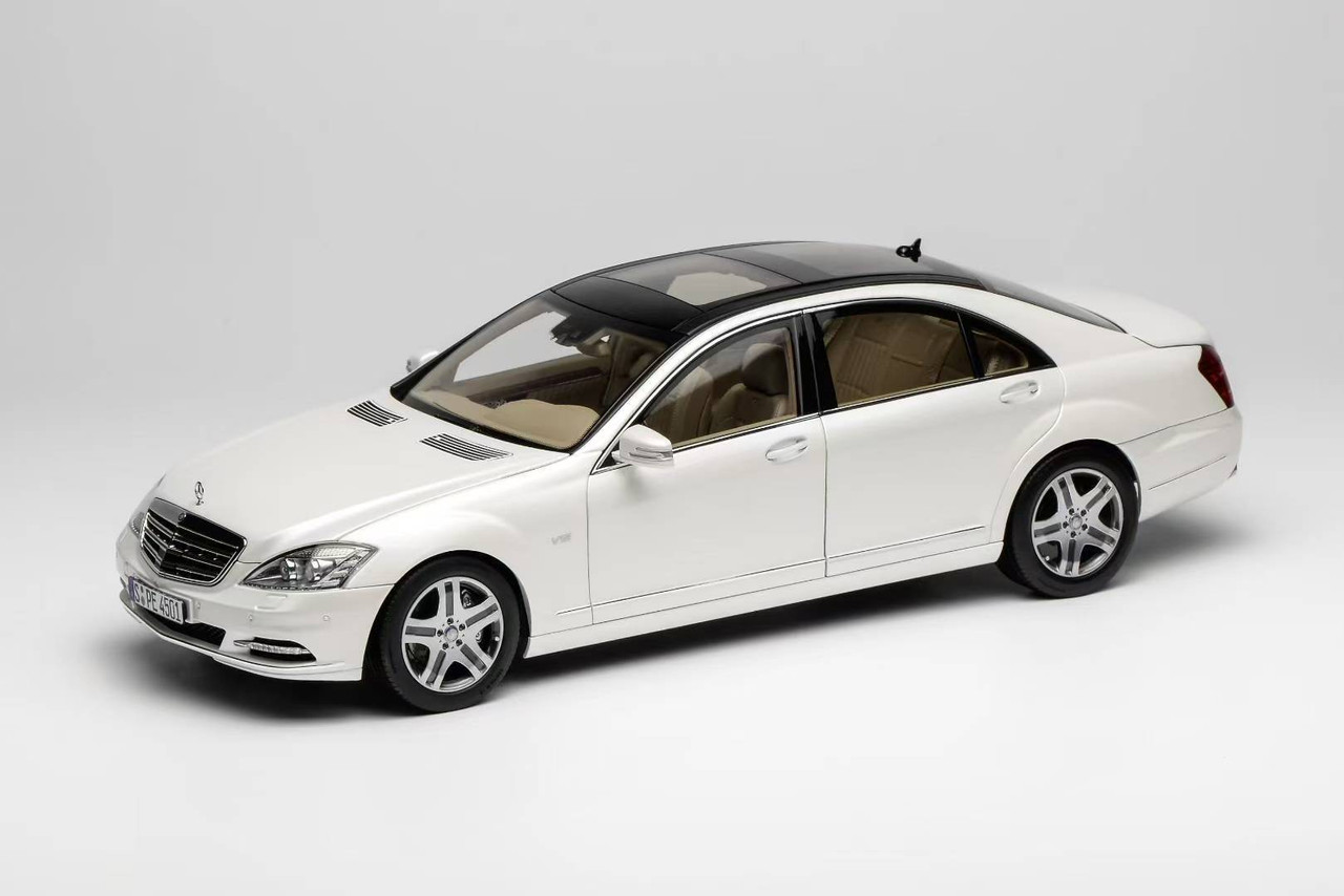 1/18 Motorhelix Mercedes-Benz S-Class S600L W221 (Diamond White) Diecast Car Model with Extra Engine