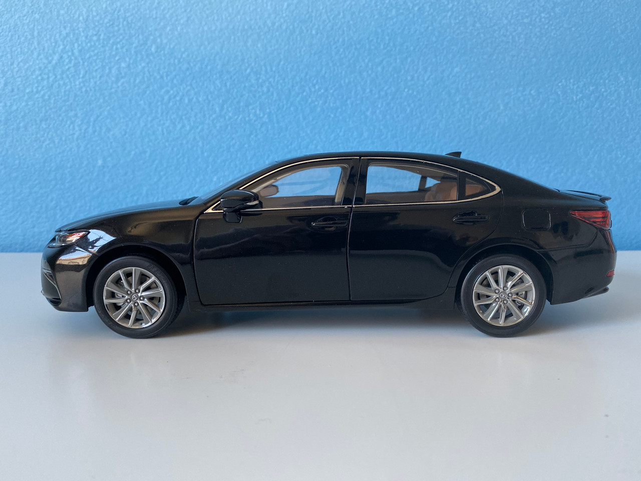 レクサスES300hバージョンL 1/ 18 ミニカー 1:18 Scale Lexus ES ES300H 2019 Diecast Model Car collection