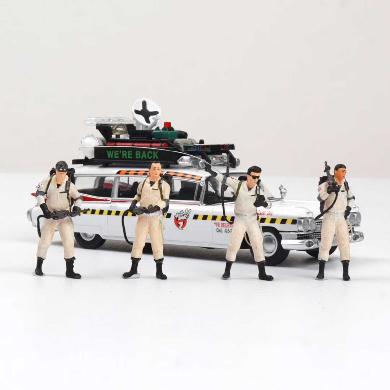 1/64 DBM 1959 Cadillac Ambulance Ecto-1 Ghostbusters Diecast Car Model with Figures (Cream)