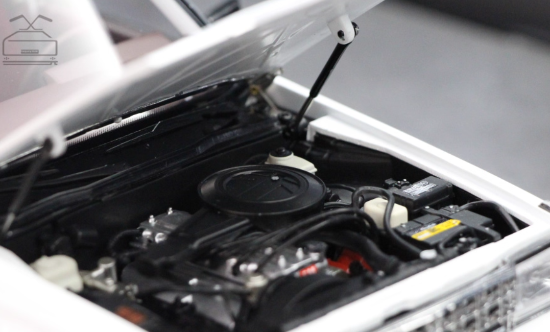 1/18 Dealer Edition 1983 Toyota Crown MS122 (White with Beige Interior) Diecast Car Model