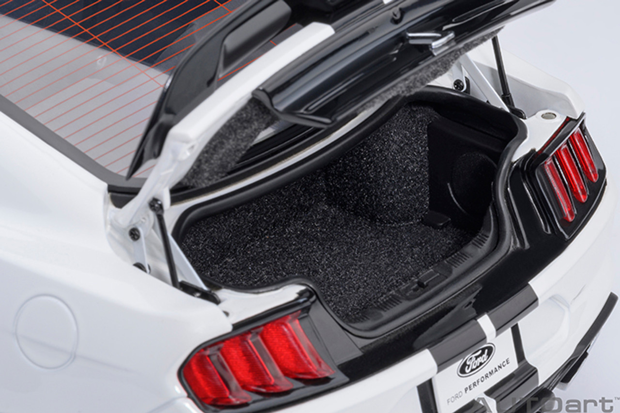 1/18 AUTOart Ford Mustang Shelby GT500 (Oxford White) Car Model