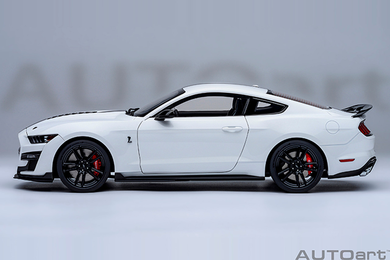 1/18 AUTOart Ford Mustang Shelby GT500 (Oxford White) Car Model