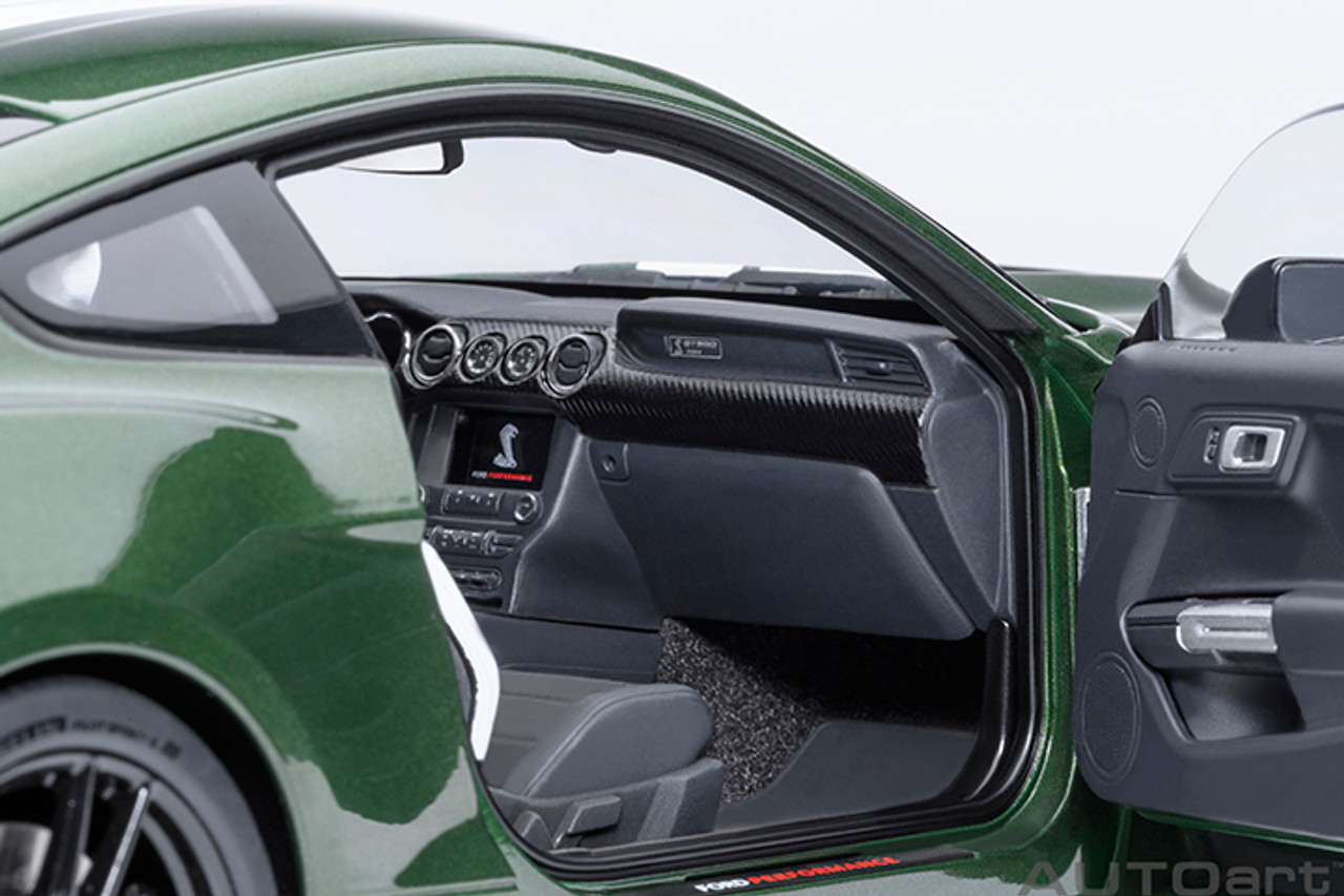 y 1/18 AUTOart Ford Mustang Shelby GT500 (Eruption Green) Car