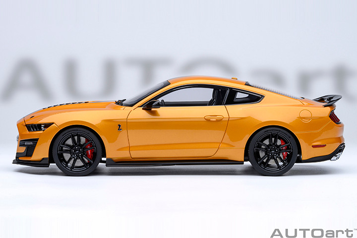 S 1/18 AUTOart Ford Mustang Shelby GT500 (Cyber Orange) Car Model