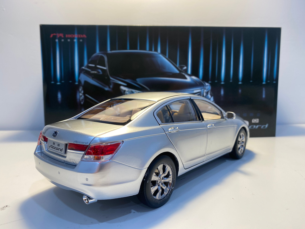 1/18 Dealer Edition Honda Accord (Silver with Beige Interior) 8th Generation (2007-2012) Diecast Car Model