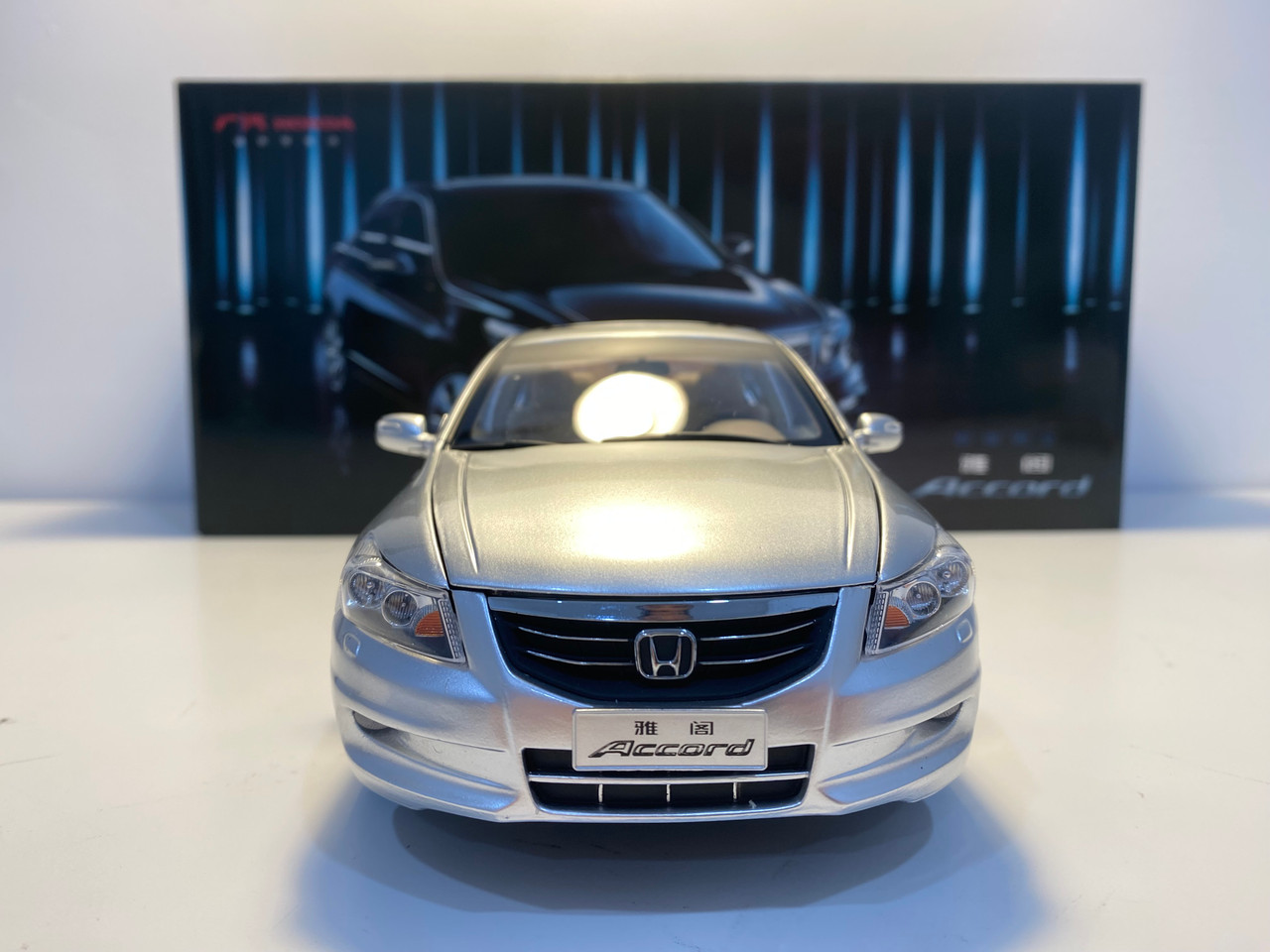 1/18 Dealer Edition Honda Accord (Silver with Beige Interior) 8th Generation (2007-2012) Diecast Car Model