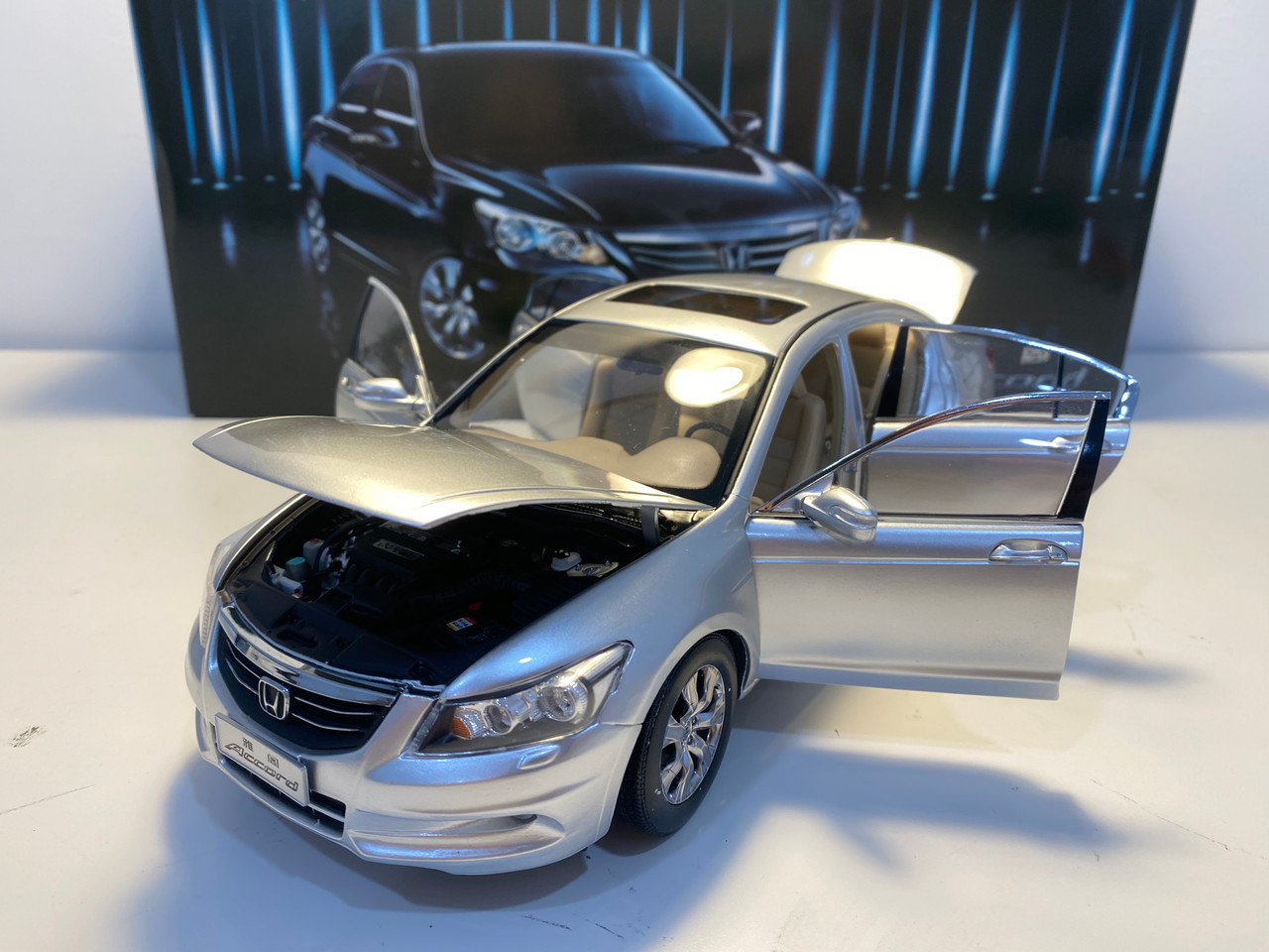 ラグジュアリー。 1/18 Dealer Edition Honda Accord (Silver with Beige Interior) 8th