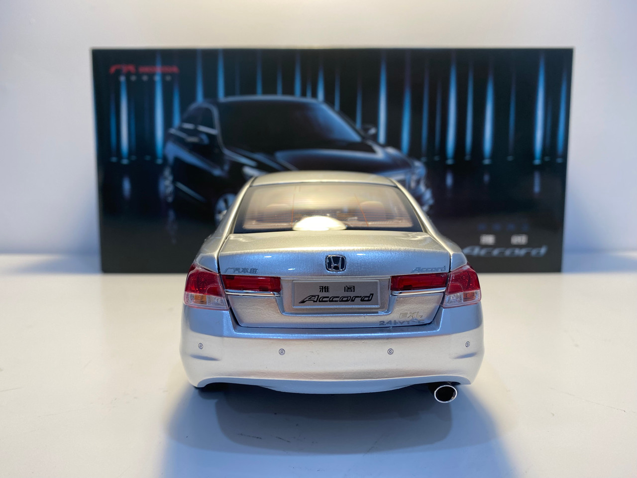 1/18 Dealer Edition Honda Accord (Silver with Beige Interior) 8th Generation (2007-2012) Diecast Car Model