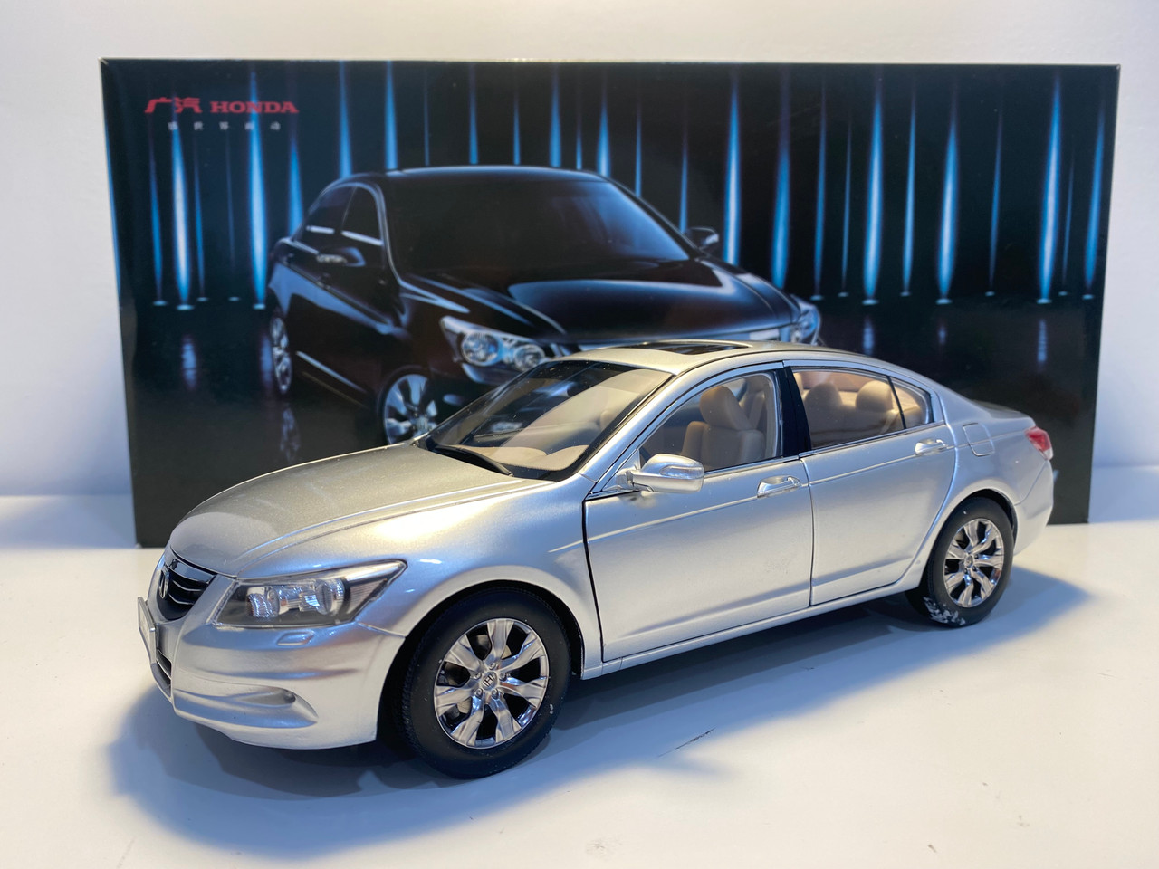 1/18 Dealer Edition Honda Accord (Silver with Beige Interior) 8th Generation (2007-2012) Diecast Car Model