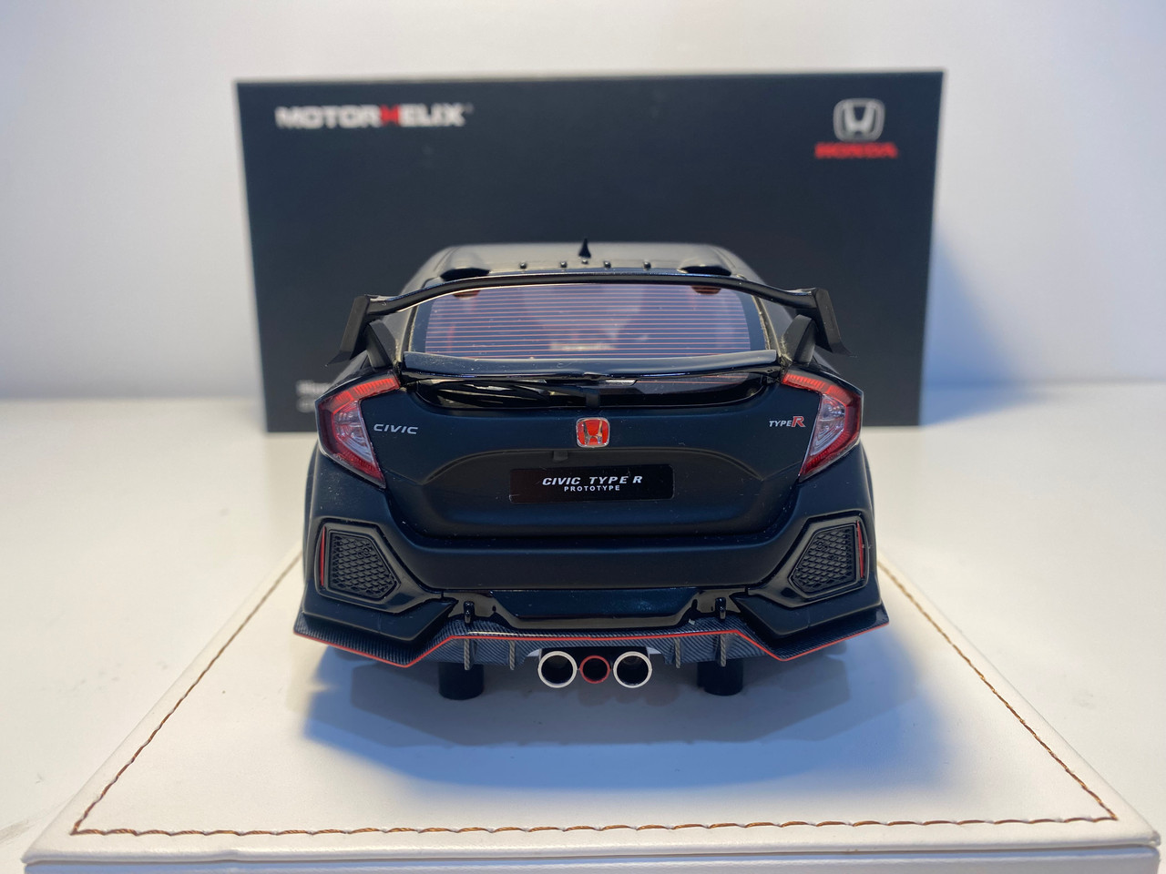 1/18 MH Motorhelix 2017 Honda Civic Type-R Type R FK8 (Matte Black with White Leather Base) Resin Car Model Limited 199 Pieces