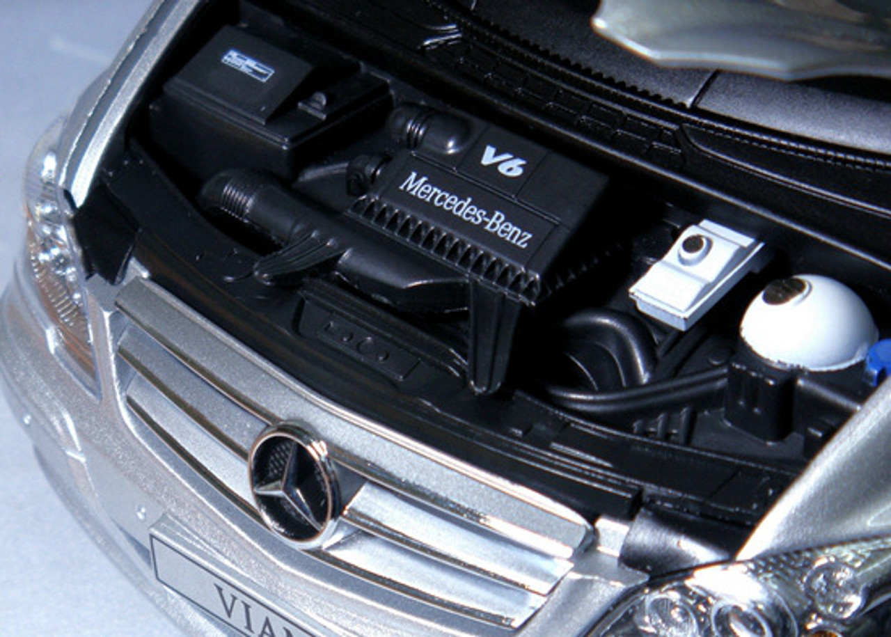 DEALER EDITION 1/18 MERCEDES-BENZ VIANO (SILVER) DIECAST