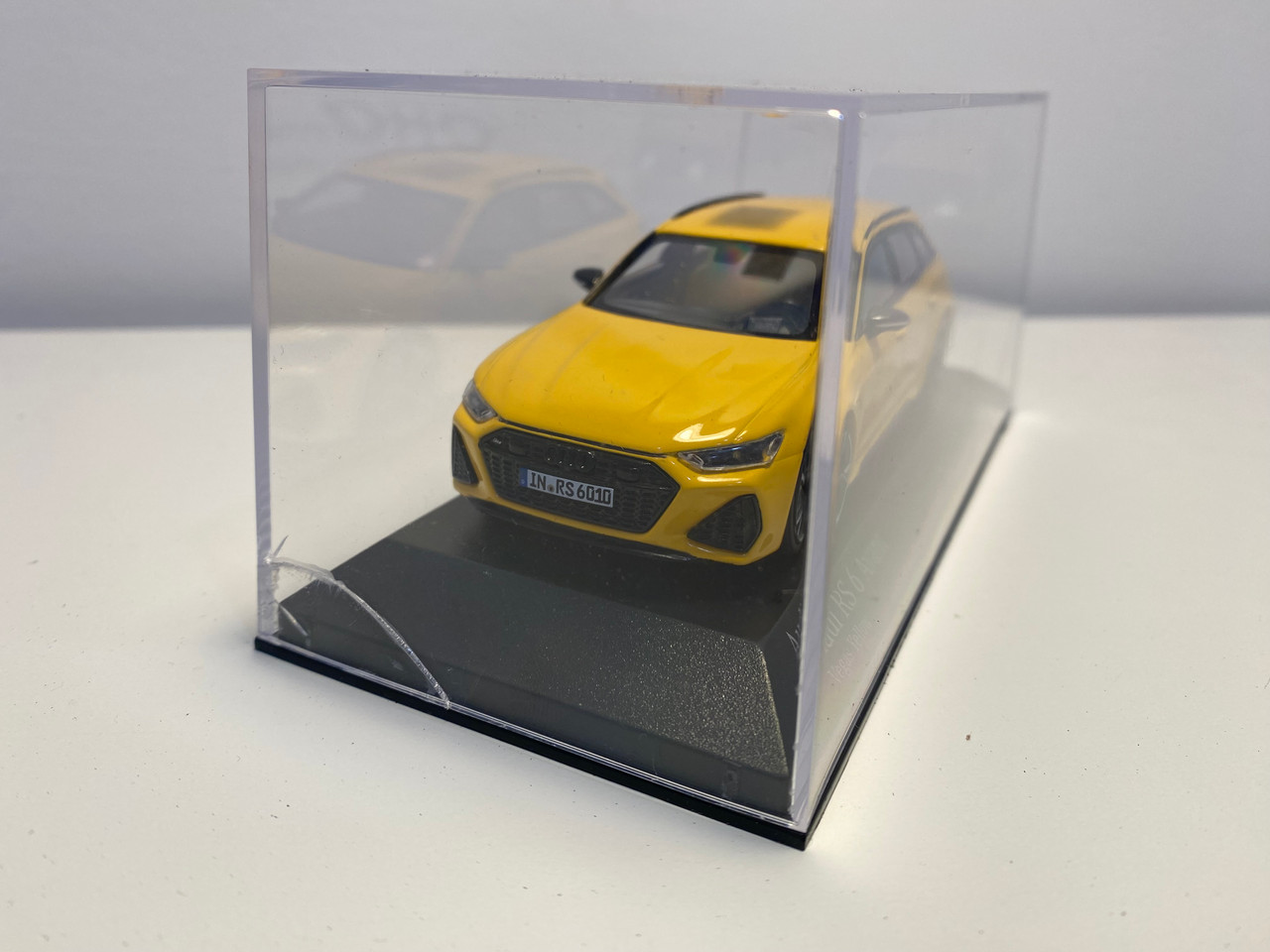 CASE CRACKED 1/43 Minichamps Audi RS6 Avant C8 (Vegas Yellow) Car Model CASE CRACKED 1/43 Minichamps Audi RS6 Avant C8 (Vegas Yellow) Car Model
