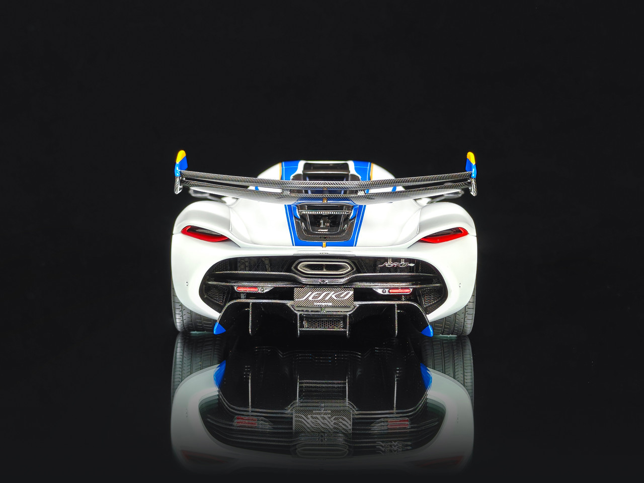 1/18 Frontiart Koenigsegg Jesko 7283 Crystal White Car Model Limited 100 Pieces 1/18 Frontiart Koenigsegg Jesko 7283 Crystal White Car Model Limited 100 Pieces