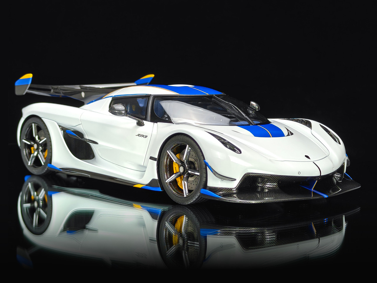 1/18 Frontiart Koenigsegg Jesko 7283 Crystal White Car Model